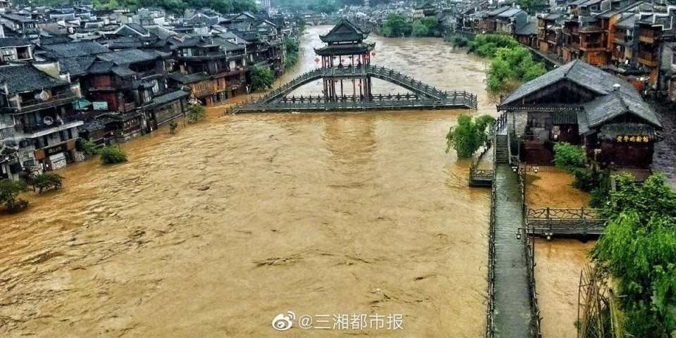 六一儿童节湘西突降暴雨，凤凰古城都被淹了！